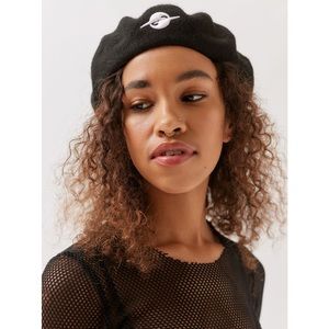✨NEW✨ UO G Sport Canvas Beret